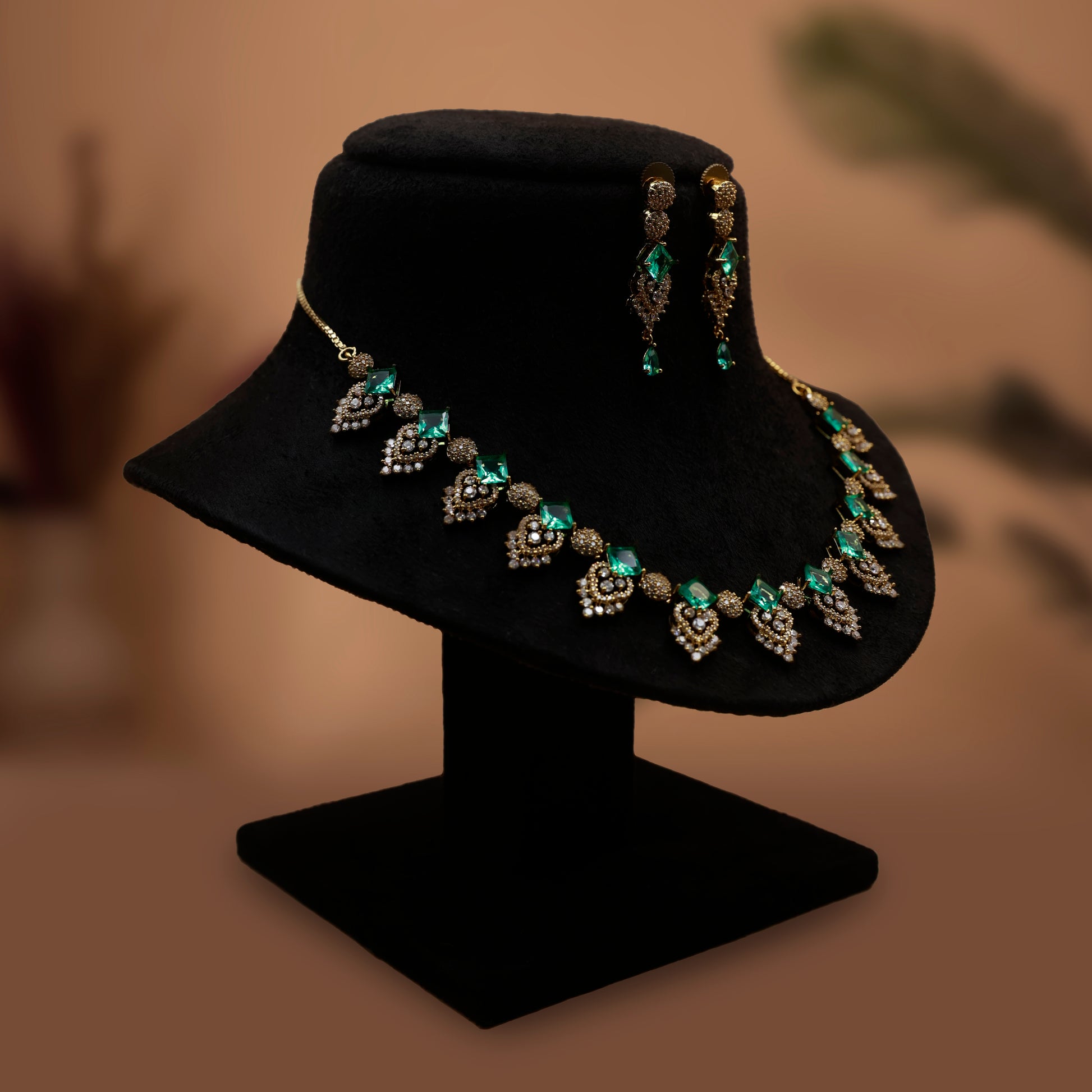 Elegant Emerald Green Necklace Set – Antique Gold Imitation Jewelry